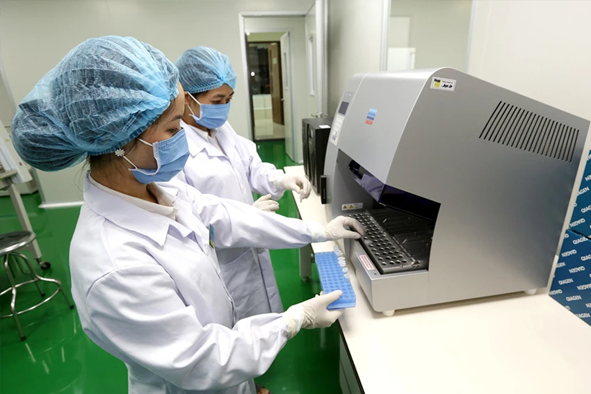 Phía Bộ LĐ-TB&XH cho rằng trong dài hạn thì phương án 3 tối ưu hơn, không ảnh hưởng tới những người lao động đang tham gia BHXH. Ảnh minh họa: V.LONG Phía Bộ LĐ-TB&XH cho rằng trong dài hạn thì phương án 3 tối ưu hơn, không ảnh hưởng tới những người lao động đang tham gia BHXH. Ảnh minh họa: V.LONG