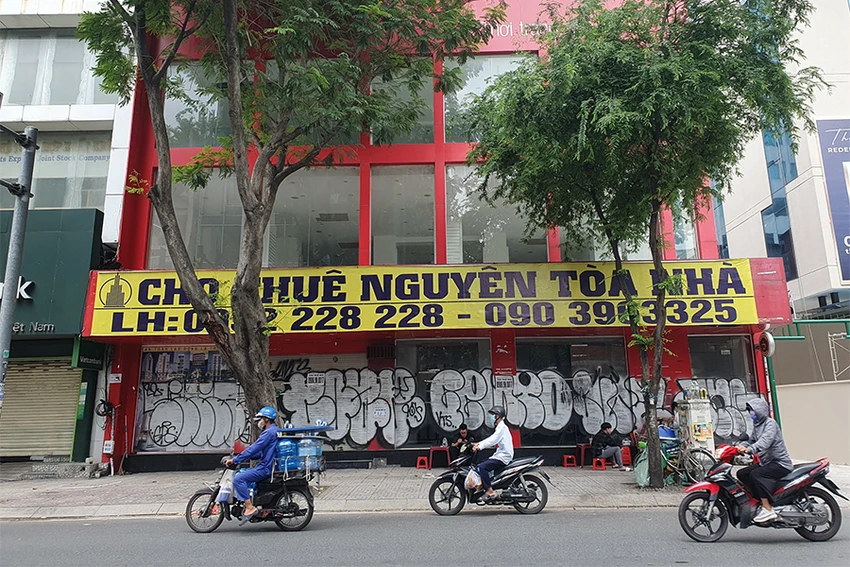 Dãy mặt bằng kinh doanh đóng cửa, chi chít bảng quảng cáo cho thuê. Ảnh: H.VŨ Dãy mặt bằng kinh doanh đóng cửa, chi chít bảng quảng cáo cho thuê. Ảnh: H.VŨ