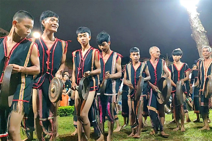 Đội cồng chiêng làng Hăng Ring, thị trấn Chư Sê biểu diễn phục vụ người dân và du khách. Ảnh: LÊ KIẾN Đội cồng chiêng làng Hăng Ring, thị trấn Chư Sê biểu diễn phục vụ người dân và du khách. Ảnh: LÊ KIẾN
