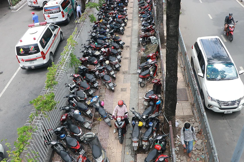 Một vỉa hè tại quận 5, TP.HCM được bệnh viện tận dụng làm bãi giữ xe. Ảnh: HUỲNH THƠ Một vỉa hè tại quận 5, TP.HCM được bệnh viện tận dụng làm bãi giữ xe. Ảnh: HUỲNH THƠ