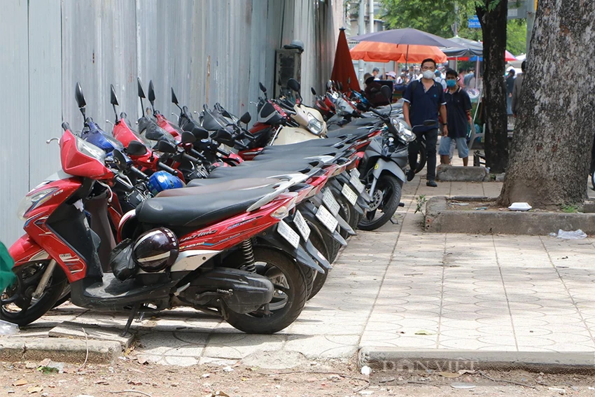 Lấn chiếm vỉa hè làm bãi giữ xe là cảnh thường thấy ở TP.HCM. Ảnh: HUỲNH THƠ Lấn chiếm vỉa hè làm bãi giữ xe là cảnh thường thấy ở TP.HCM. Ảnh: HUỲNH THƠ