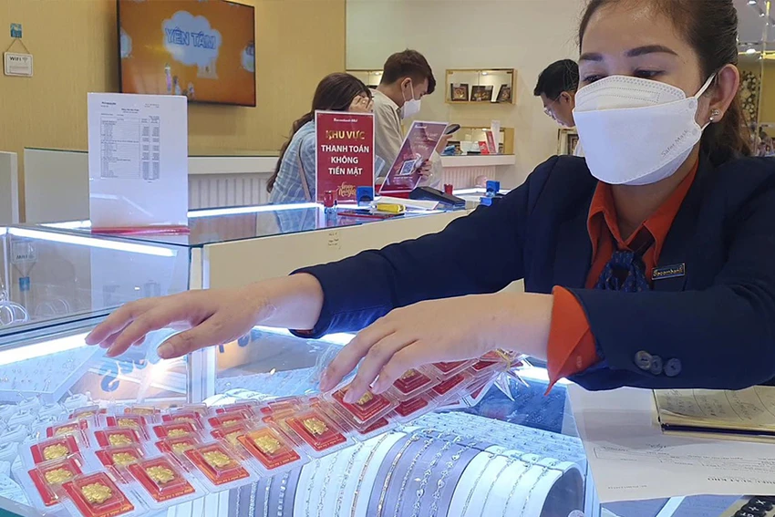 Chuyên gia cho rằng đầu tư vàng nên theo chiến lược dài hạn. Ảnh: TL Chuyên gia cho rằng đầu tư vàng nên theo chiến lược dài hạn. Ảnh: TL