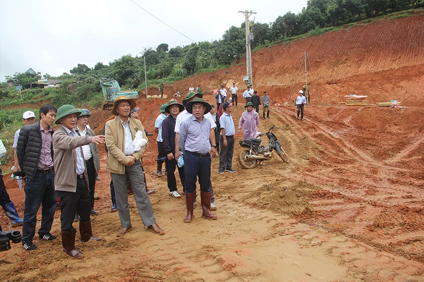 Chủ tịch UBND tỉnh Lâm Đồng Trần Văn Hiệp kiểm tra tình trạng sụt lún ở hồ chứa nước Đông Thanh. Ảnh: VT Chủ tịch UBND tỉnh Lâm Đồng Trần Văn Hiệp kiểm tra tình trạng sụt lún ở hồ chứa nước Đông Thanh. Ảnh: VT