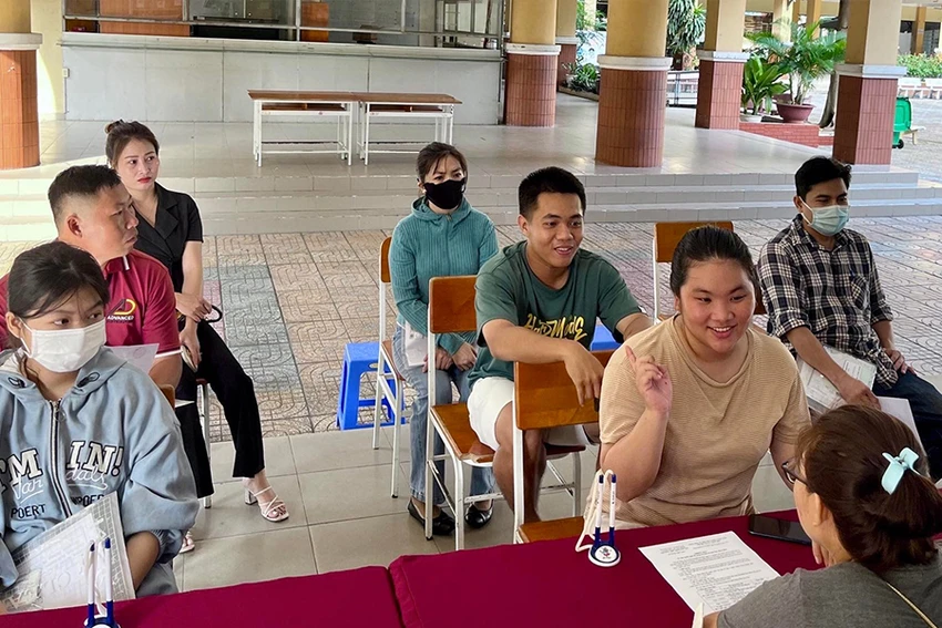 Học sinh đến nộp hồ sơ xét tuyển bổ sung vào Trường THPT Đào Sơn Tây, TP Thủ Đức. qẢnh: NGUYỄN NGÃI Học sinh đến nộp hồ sơ xét tuyển bổ sung vào Trường THPT Đào Sơn Tây, TP Thủ Đức. qẢnh: NGUYỄN NGÃI