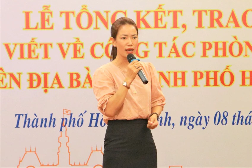 Cô giáo Nguyễn Bích Vàng chia sẻ câu chuyện về người chồng chưa cưới hy sinh khi tham gia chống dịch. Ảnh: VÕ THƠ Cô giáo Nguyễn Bích Vàng chia sẻ câu chuyện về người chồng chưa cưới hy sinh khi tham gia chống dịch. Ảnh: VÕ THƠ