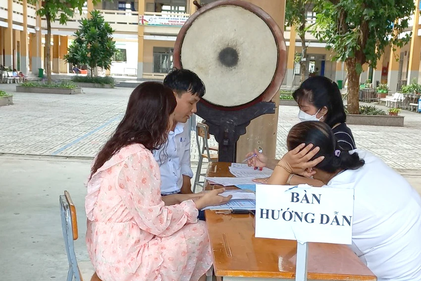 Phụ huynh đến làm hồ sơ nhập học lớp 6 cho con tại Trường THCS Trường Thọ, TP Thủ Đức, TP.HCM. Ảnh: AQ Phụ huynh đến làm hồ sơ nhập học lớp 6 cho con tại Trường THCS Trường Thọ, TP Thủ Đức, TP.HCM. Ảnh: AQ