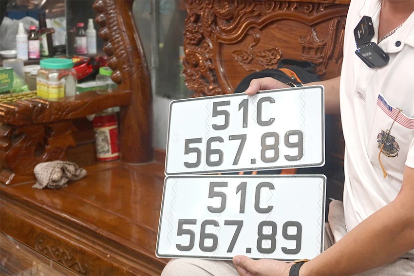 Trước ngày Thông tư 24 có hiệu lực thi hành, nhiều người dân còn thắc mắc về biển số xe theo mã định danh… Ảnh: TRẦN MINH Trước ngày Thông tư 24 có hiệu lực thi hành, nhiều người dân còn thắc mắc về biển số xe theo mã định danh… Ảnh: TRẦN MINH