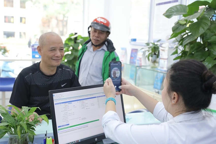 Người dân đi chuẩn hóa thuê bao. Ảnh: VT
