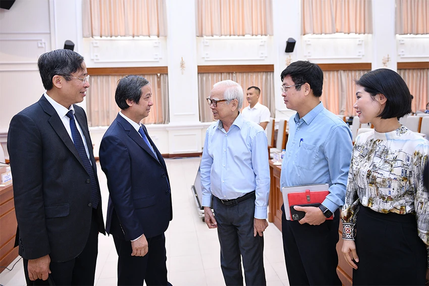 Bộ trưởng Bộ GD&amp;ĐT Nguyễn Kim Sơn (thứ hai từ trái qua) trò chuyện với các đại biểu tham dự buổi gặp. Ảnh: BỘ GD&amp;ĐT