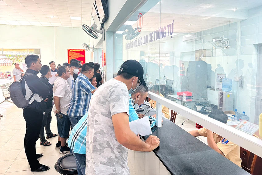 Nhiều người đến làm thủ tục thu hồi đăng ký, biển số xe tại Đội Đăng ký, quản lý phương tiện giao thông cơ giới đường bộ TP.HCM. Ảnh: HT Nhiều người đến làm thủ tục thu hồi đăng ký, biển số xe tại Đội Đăng ký, quản lý phương tiện giao thông cơ giới đường bộ TP.HCM. Ảnh: HT