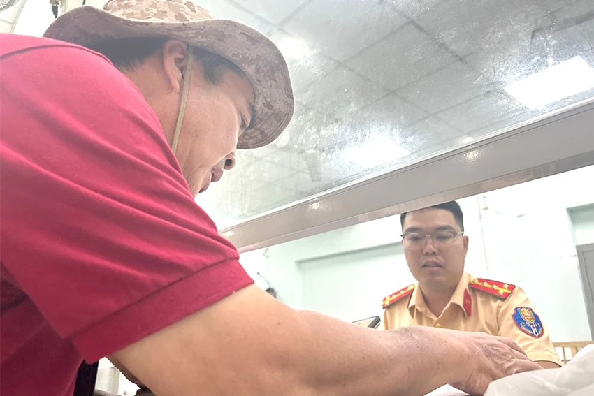 Người dân đến làm thủ tục đăng ký xe tại Đội Đăng ký, quản lý phương tiện giao thông cơ giới đường bộ TP.HCM. Ảnh: HUỲNH THƠ