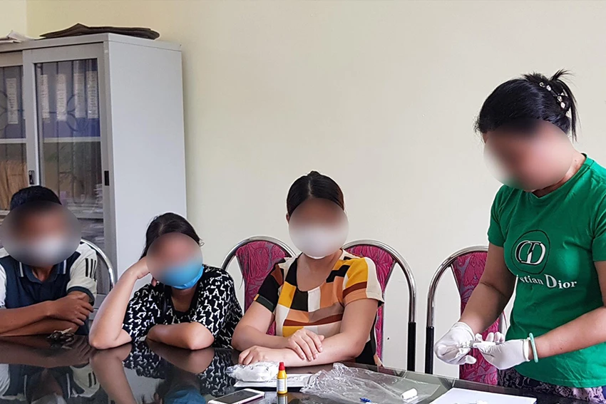 Nhóm Bông hồng đen thực hiện lại các bước lấy máu cho các cháu học sinh tại cơ quan chức năng. Ảnh: NGỌC SƠN Nhóm Bông hồng đen thực hiện lại các bước lấy máu cho các cháu học sinh tại cơ quan chức năng. Ảnh: NGỌC SƠN