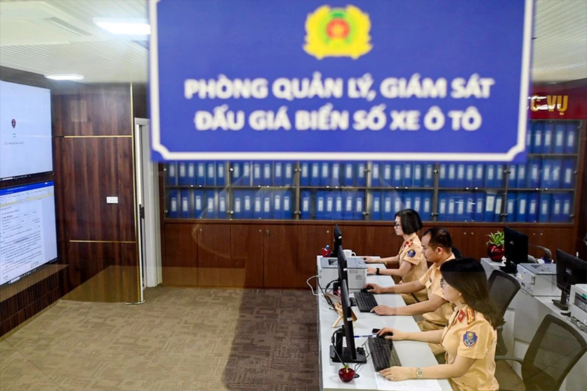 Các giám sát viên CSGT kiểm tra thiết bị trước khi diễn ra buổi đấu giá biển số ô tô. Ảnh: HÙNG PHI