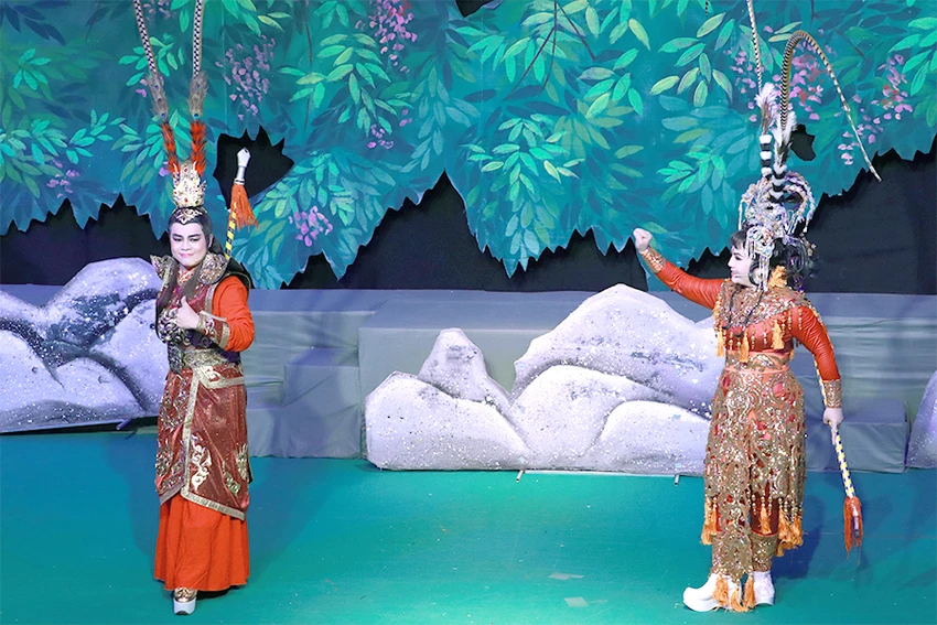 NSƯT Tú Sương và Kim Nhuận Phát trong vở Mộc Quế Anh dâng cây. Ảnh: VĂN HÀ NSƯT Tú Sương và Kim Nhuận Phát trong vở Mộc Quế Anh dâng cây. Ảnh: VĂN HÀ