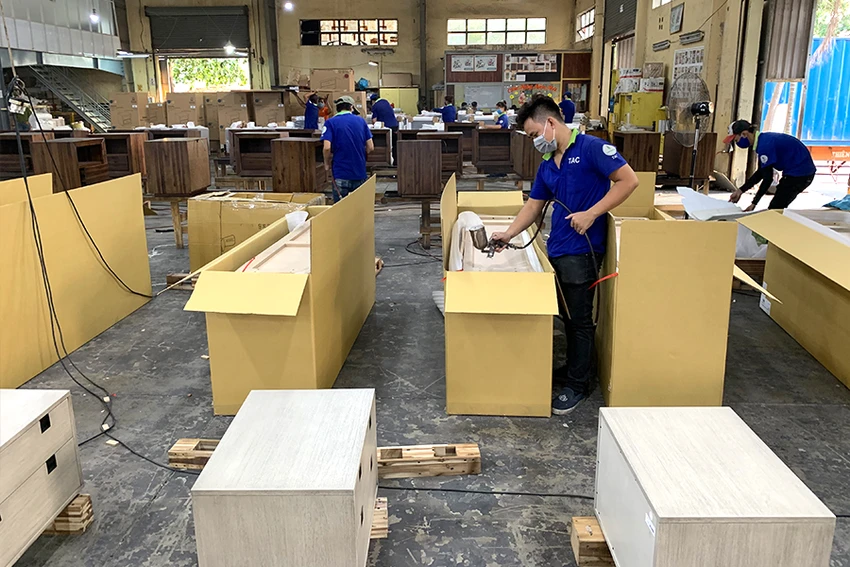 Việt Nam có cơ hội nhập khẩu nguyên liệu thô với giá rẻ từ Trung Quốc khi nước này giảm phát. Ảnh: P.MINH Việt Nam có cơ hội nhập khẩu nguyên liệu thô với giá rẻ từ Trung Quốc khi nước này giảm phát. Ảnh: P.MINH
