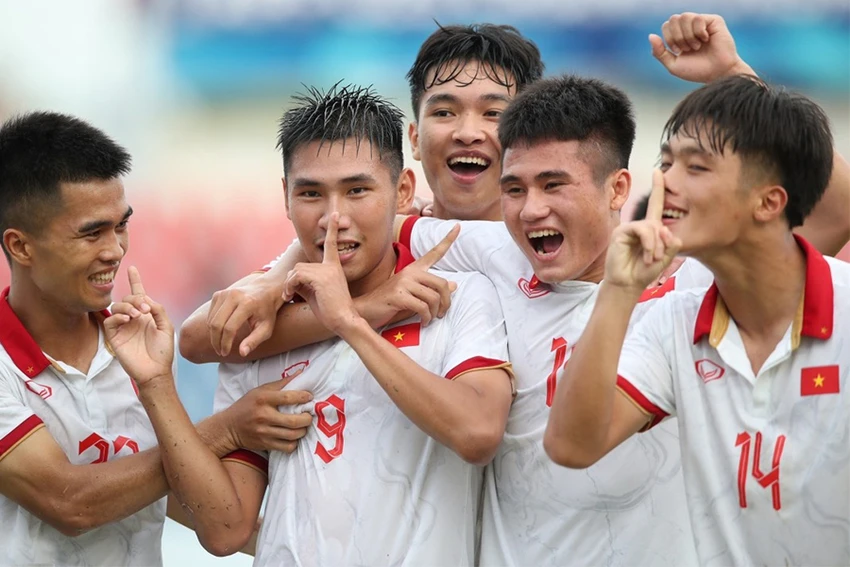 Các học trò HLV Hoàng Anh Tuấn sẽ lên đường sang Hàng Châu dự ASIAD 19. Ảnh: ANH THỎA Các học trò HLV Hoàng Anh Tuấn sẽ lên đường sang Hàng Châu dự ASIAD 19. Ảnh: ANH THỎA