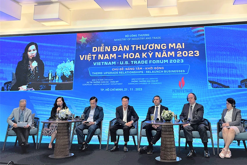 w-P11-Doanh -nghiep- thao- luan- tai- Dien- dan.jpg