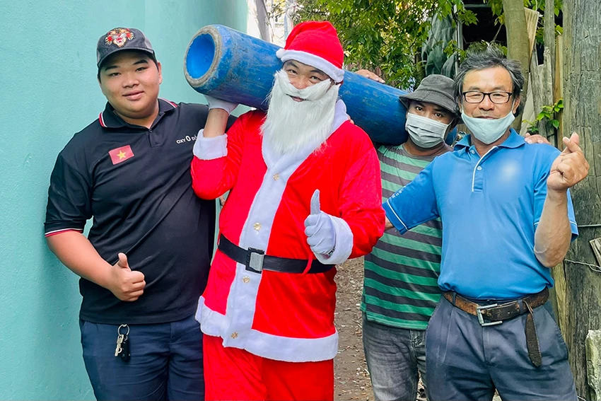 Ông già Noel Phạm Thanh Bình đã trao bình ôxy cho hơn 3.000 bệnh nhân nghèo