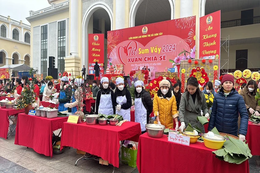 Liên đoàn Lao động thị xã Sơn Tây tổ chức nấu bánh chưng và các hoạt động khác cho người lao động vui Tết.