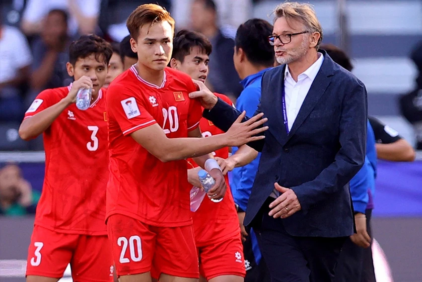 w-P14_BAICHINH_Phongdoc_DTVN_Troussier_1000.jpg