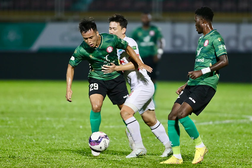 w-P14_BAICHINH_Daumuon_V-League_HAGL_TPHCM_990_.jpg