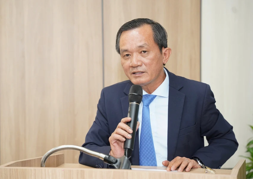 p10-p11-anh 1_we talk we_ahien.jpg