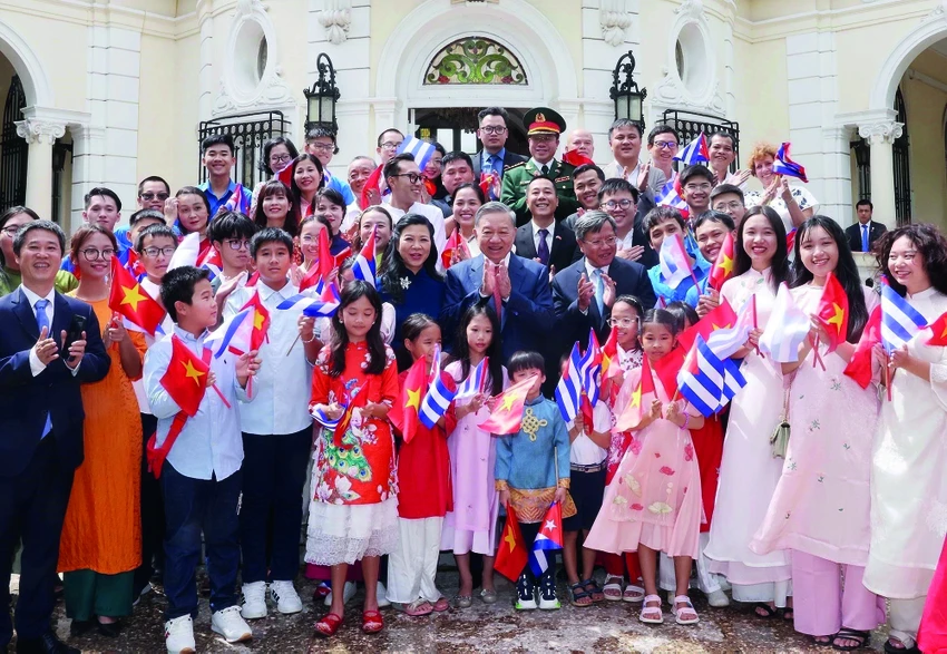 p14- thay anh Đại sứ quán Cuba.jpg