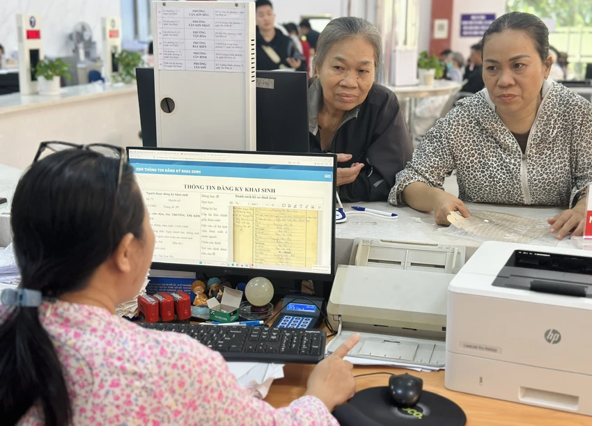 Việc khai thác trực tiếp dữ liệu giúp giảm đáng kể số lượng giấy tờ phải xuất trình, hạn chế phiền hà cho người dân, doanh nghiệp. Ảnh: THẢO HIỀN