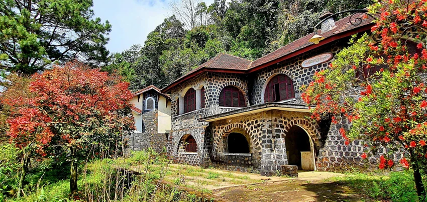 Biệt thự Đỗ Quyên cổ kính nằm ẩn mình trên đỉnh Bạch Mã. Thời gian qua, nhiều du khách chọn nơi đây là điểm dừng chân lý tưởng để săn mây và ngắm bình minh. Ảnh: VŨ LINH