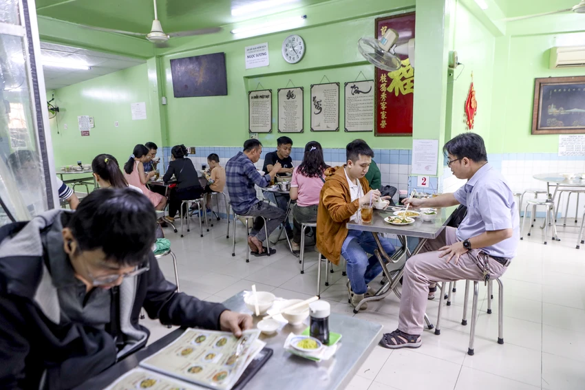 Thực khách đôi khi chỉ muốn đi tìm một hương vị thân quen. Ảnh: NGUYỆT NHI