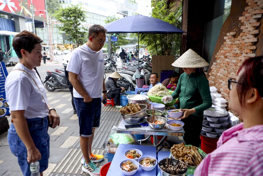 Quán bún thịt nướng trứ danh trên lề đường trung tâm TP. Ảnh: NGUYỆT NHI