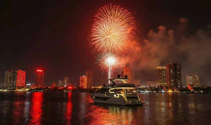 Ngắm pháo hoa giao thừa trên du thuyền sông Sài Gòn. Ảnh: HIẾU SOL