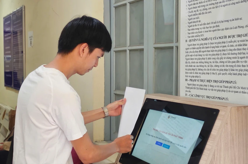 Người dân quét mã định danh trên văn bản để đối chiếu văn bản phát hành với văn bản gốc đã được lưu trong hệ thống, tránh giả mạo. Ảnh: SONG MAI Người dân quét mã định danh trên văn bản để đối chiếu văn bản phát hành với văn bản gốc đã được lưu trong hệ thống, tránh giả mạo. Ảnh: SONG MAI