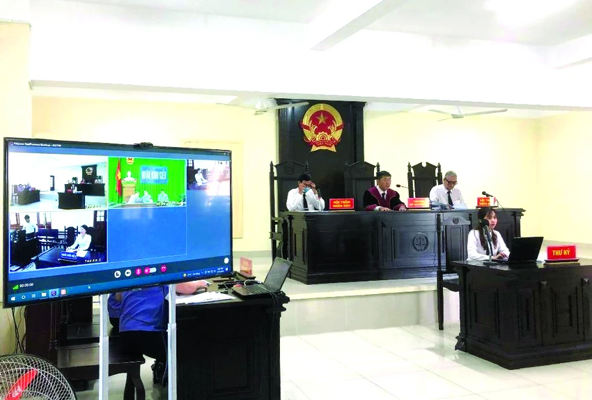 Phiên tòa xét xử trực tuyến mang lại nhiều lợi ích thiết thực cho người dân và xã hội. Ảnh: NHẪN NAM Phiên tòa xét xử trực tuyến mang lại nhiều lợi ích thiết thực cho người dân và xã hội. Ảnh: NHẪN NAM
