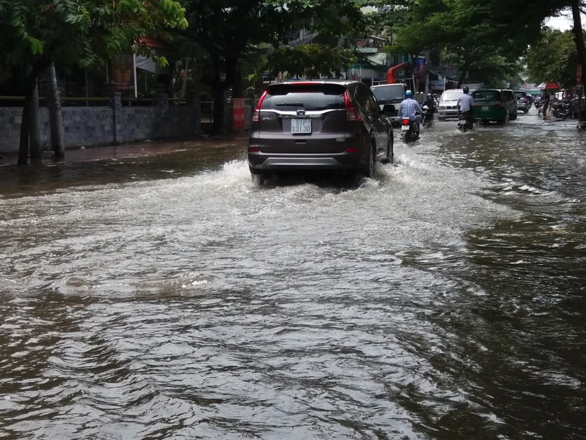 Sáng nay nhiều đoạn đường ở Thảo Điền vẫn ngập sâu ảnh 1 Sáng nay nhiều đoạn đường ở Thảo Điền vẫn ngập sâu ảnh 1