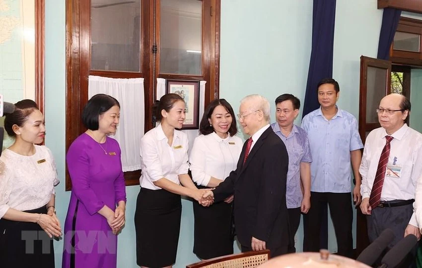 Tổng Bí thư Nguyễn Phú Trọng với cán bộ, nhân viên Khu di tích Chủ tịch Hồ Chí Minh ở Phủ Chủ tịch. Ảnh: Trí Dũng/TTXVN