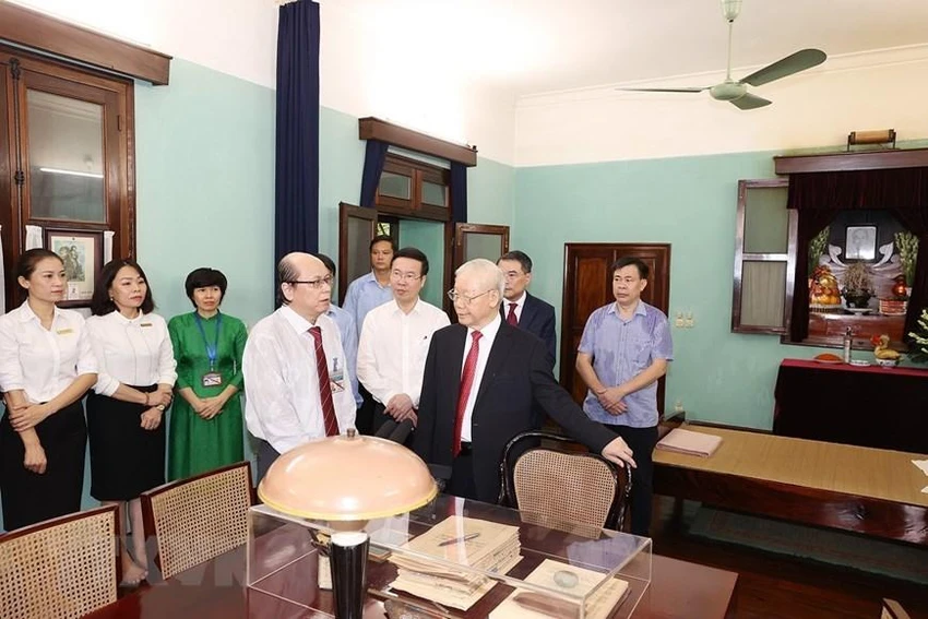 Tổng Bí thư Nguyễn Phú Trọng thăm nơi ở và làm việc của Chủ tịch Hồ Chí Minh. Ảnh: Trí Dũng/TTXVN