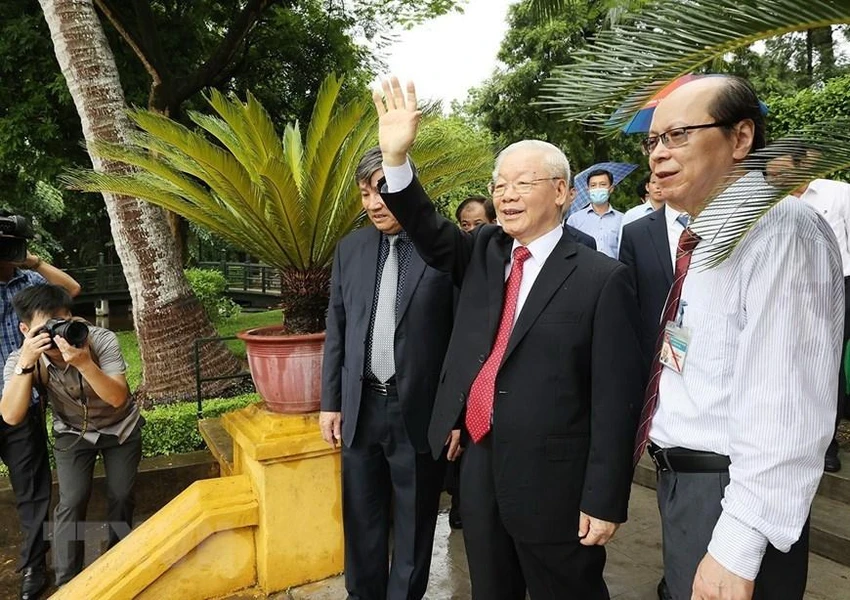 Tổng Bí thư Nguyễn Phú Trọng vẫy chào các tầng lớp nhân dân vào Lăng viếng Chủ tịch Hồ Chí Minh và thăm Nhà sàn Bác Hồ. Ảnh: Trí Dũng/TTXVN