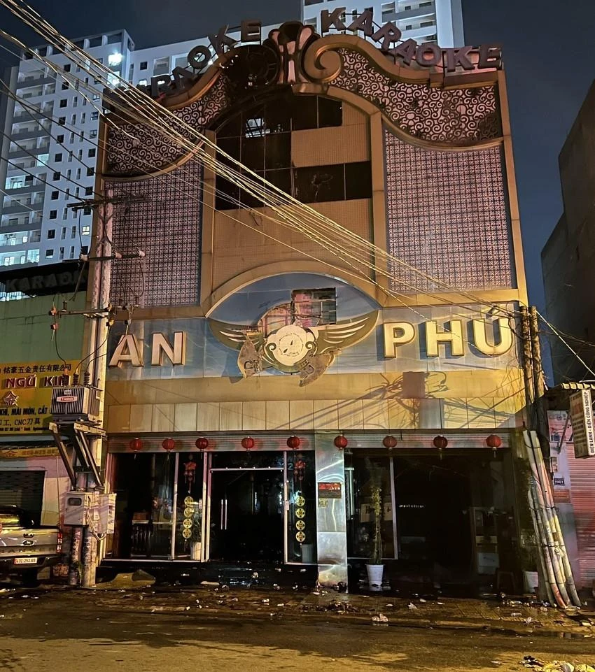 Quán karaoke được tìm kiếm kỹ lưỡng mọi ngóc nghách để không sót bất kỳ nạn nhân nào. Ảnh: LÊ ÁNH Quán karaoke được tìm kiếm kỹ lưỡng mọi ngóc nghách để không sót bất kỳ nạn nhân nào. Ảnh: LÊ ÁNH