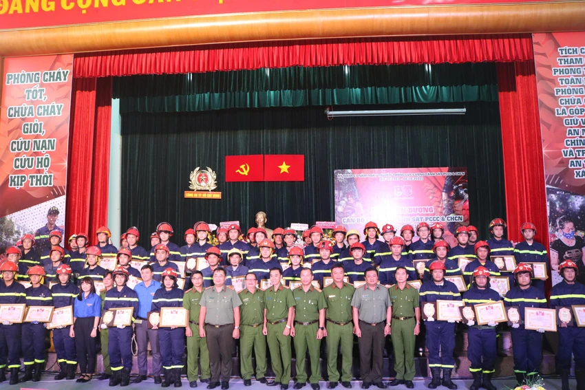 Tuyên dương 61 gương Cán bộ chiến sĩ cảnh sát PCCC và CNCH trẻ - giỏi - tiêu biểu. Ảnh: THÚY NHI Tuyên dương 61 gương Cán bộ chiến sĩ cảnh sát PCCC và CNCH trẻ - giỏi - tiêu biểu. Ảnh: THÚY NHI