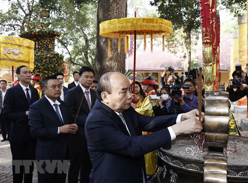 Chủ tịch nước Nguyễn Xuân Phúc và các đại biểu thực hiện nghi lễ dâng hương tại Điện Kính Thiên. Ảnh: TTXVN