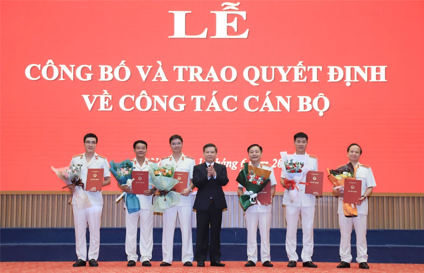 Viện trưởng VKSND tối cao Lê Minh Trí trao quyết định, tặng hoa chúc mừng lãnh đạo các vụ. Ảnh: VKS Viện trưởng VKSND tối cao Lê Minh Trí trao quyết định, tặng hoa chúc mừng lãnh đạo các vụ. Ảnh: VKS