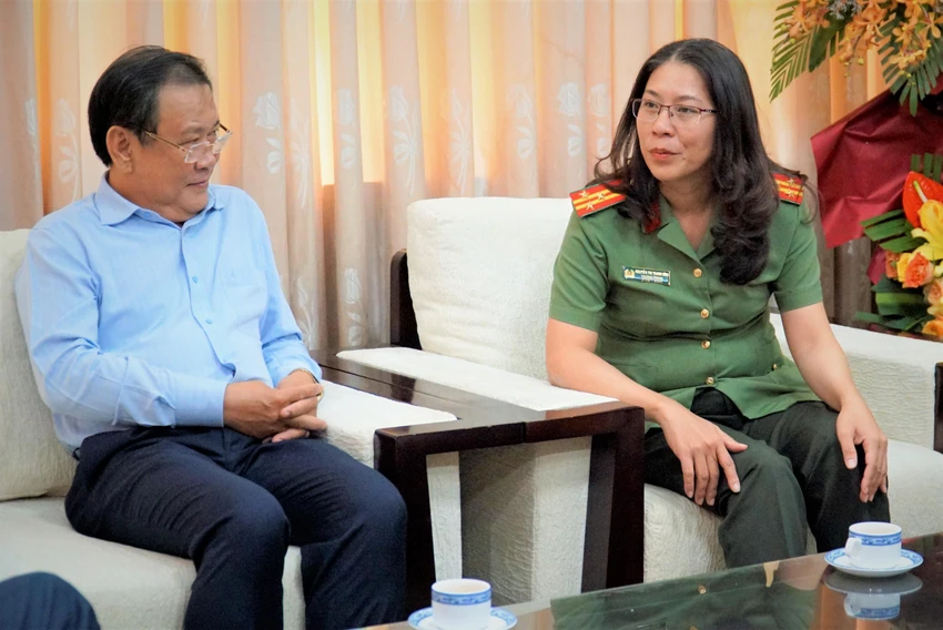 Thượng tá Nguyễn Thị Thanh Bình (bên phải) gửi lời chúc mừng báo Pháp Luật TP.HCM nhân dịp 21-6. Thượng tá Nguyễn Thị Thanh Bình (bên phải) gửi lời chúc mừng báo Pháp Luật TP.HCM nhân dịp 21-6.