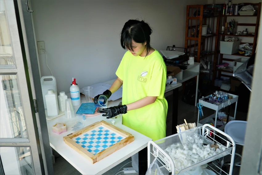 Sau một khoảng thời gian tập làm con dấu niêm phong bì thư bằng nhựa nhân tạo tổng hợp, chị Trâm Anh được bạn bè gợi ý thiết kế, làm những bộ cờ vua từ loại vật liệu này . Ảnh: BẢO PHƯƠNG