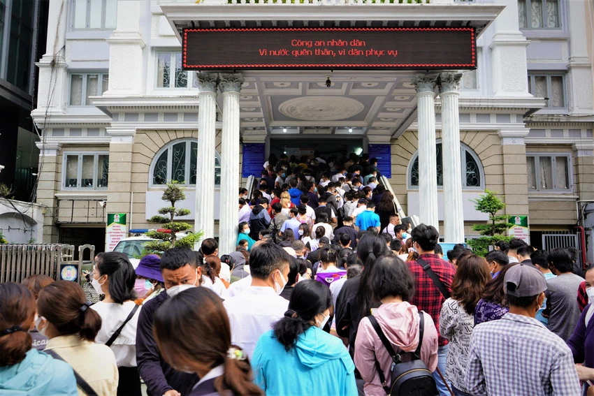 Hàng trăm người chen chúc trước phòng Quản lý XNC Công an TP.HCM chờ cấp hộ chiếu mẫu mới. Ảnh: BẢO PHƯƠNG
