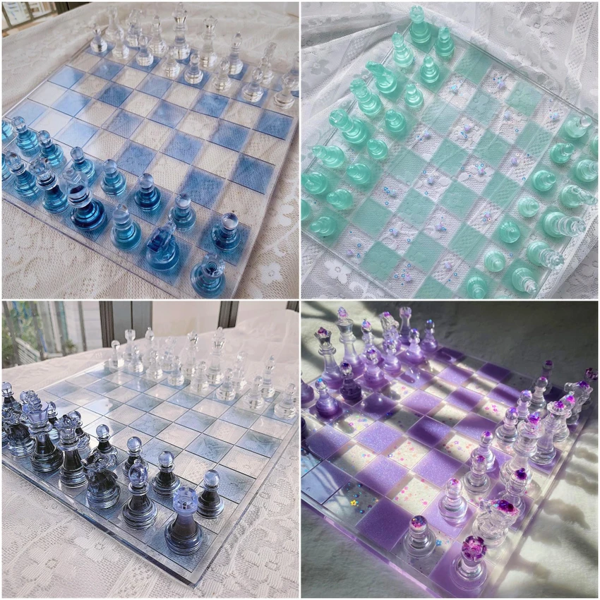 Những bộ cờ vua làm bằng nhựa nhân tạo tổng hợp được thiết kết rất bắt mắt với nhiều màu sắc đa dạng. Ảnh: NVCC
