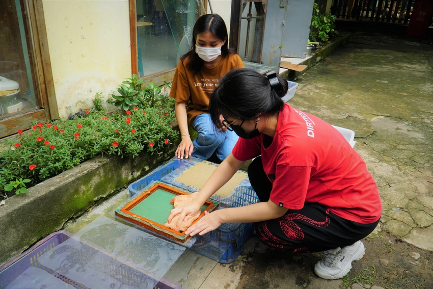 Tiếp theo, nhóm nghiên cứu sẽ mang xơ pha loãng với nước sạch, sau đó dùng khuôn nhúng vào nước, lấy được một lớp mỏng bột giấy trên khuôn và mang phơi nắng. Tiếp theo, nhóm nghiên cứu sẽ mang xơ pha loãng với nước sạch, sau đó dùng khuôn nhúng vào nước, lấy được một lớp mỏng bột giấy trên khuôn và mang phơi nắng.