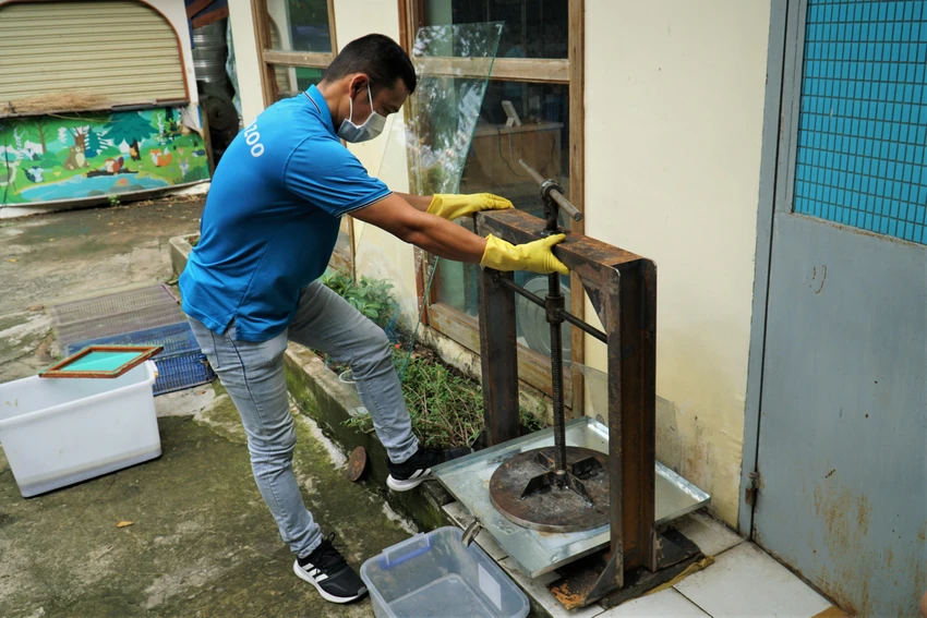 Anh Mai Khắc Trung Trực dùng máy ép nước để giấy mau khô. Anh Mai Khắc Trung Trực dùng máy ép nước để giấy mau khô.