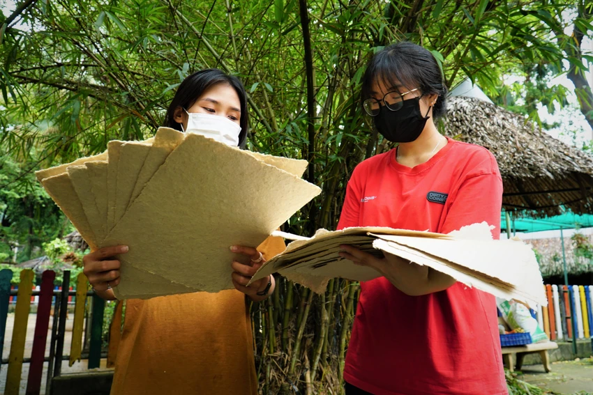 Giấy được tạo ra từ phân voi có màu đục, bề mặt hơi nhám nhưng không bị gãy vụn. Số giấy làm ra chủ yếu được Thảo Cầm Viên dành cho thiếu nhi vẽ tranh, làm thiệp, hình nổi 3D... Giấy được tạo ra từ phân voi có màu đục, bề mặt hơi nhám nhưng không bị gãy vụn. Số giấy làm ra chủ yếu được Thảo Cầm Viên dành cho thiếu nhi vẽ tranh, làm thiệp, hình nổi 3D...