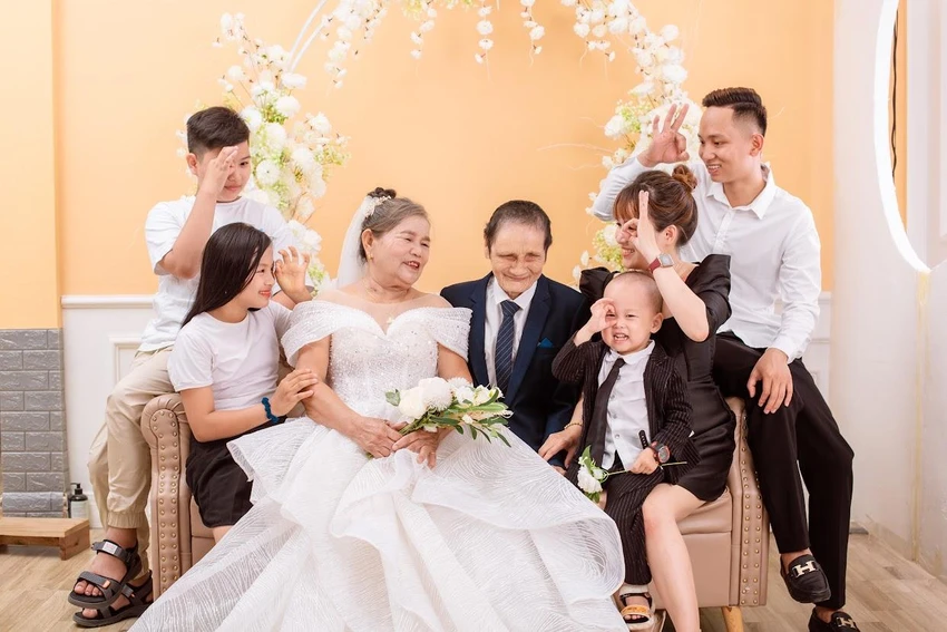 Qua bộ ảnh cưới ý nghĩa này, chị Sâm muốn gửi lời tri ân chân thành nhất đến ba mẹ của mình. Qua bộ ảnh cưới ý nghĩa này, chị Sâm muốn gửi lời tri ân chân thành nhất đến ba mẹ của mình.
